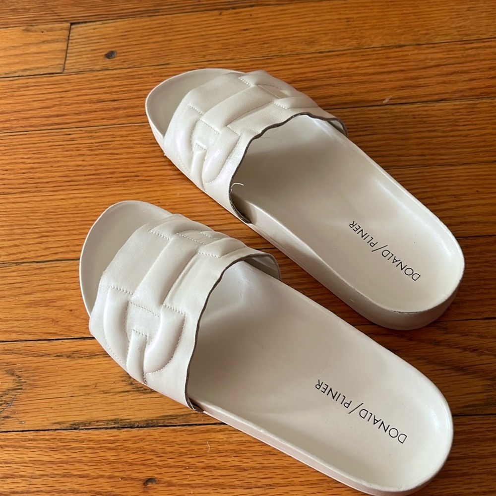 Donald Pliner slides size 8
